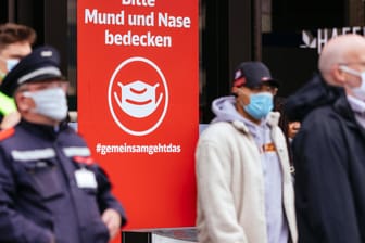 Corona-Schilder am Düsseldorfer Hauptbahnhof: Erneut sind Tausende Neuinfektionen mit dem Coronavirus verzeichnet worden.
