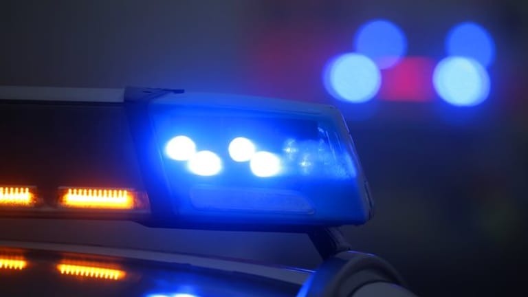 Ein Blaulicht leuchtet an einer Polizeistreife (Symbolbild): In Darmstadt haben Unbekannte einen Geldautomaten gesprengt.