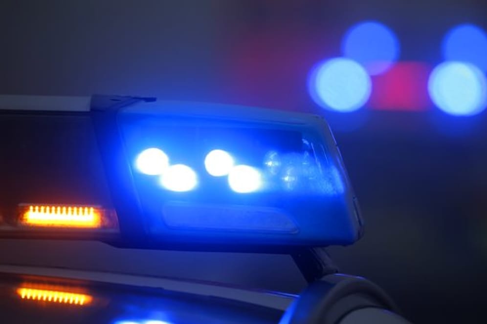 Ein Blaulicht leuchtet an einer Polizeistreife (Symbolbild): In Darmstadt haben Unbekannte einen Geldautomaten gesprengt.