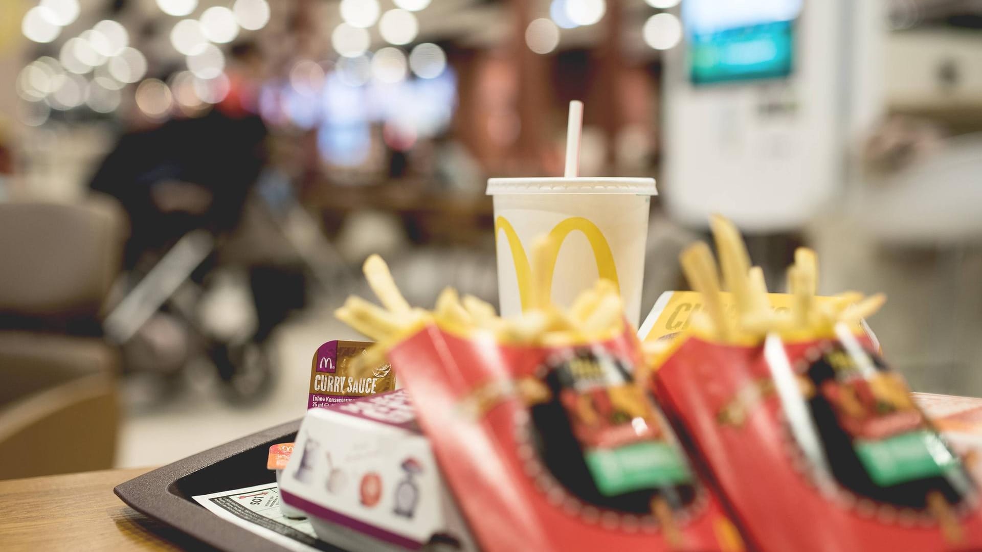Eine Bestellung bei McDonalds in Frankfurt (Symbolbild): Vor einer Filiale hat es eine brutale Auseinandersetzung gegeben. Eine Bestellung bei McDonalds in Frankfurt (Symbolbild): Vor einer Filiale hat es eine brutale Auseinandersetzung gegeben.