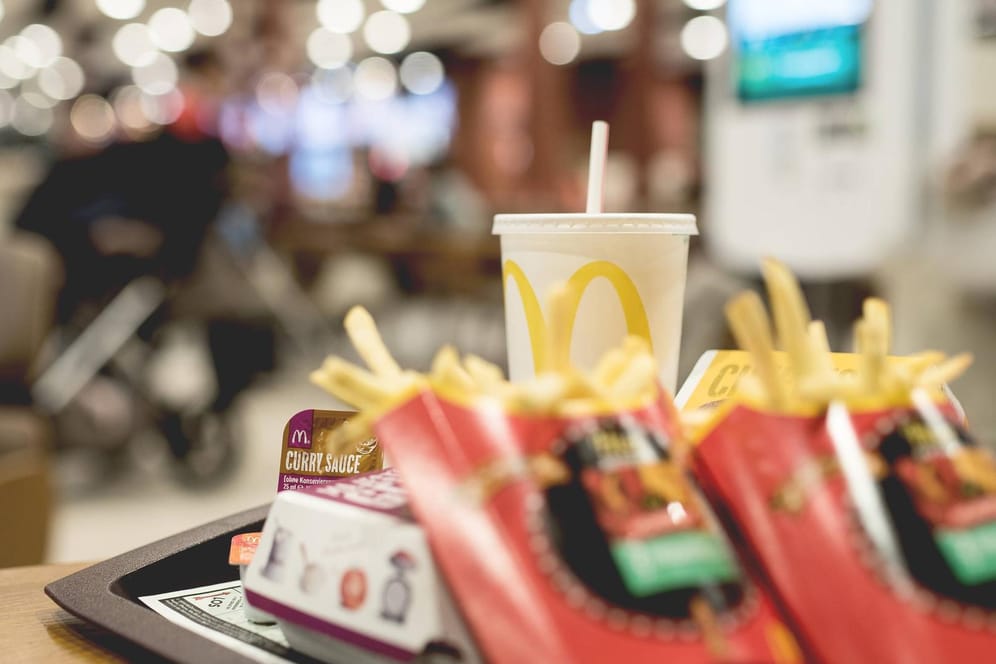 Eine Bestellung bei McDonalds in Frankfurt (Symbolbild): Vor einer Filiale hat es eine brutale Auseinandersetzung gegeben.