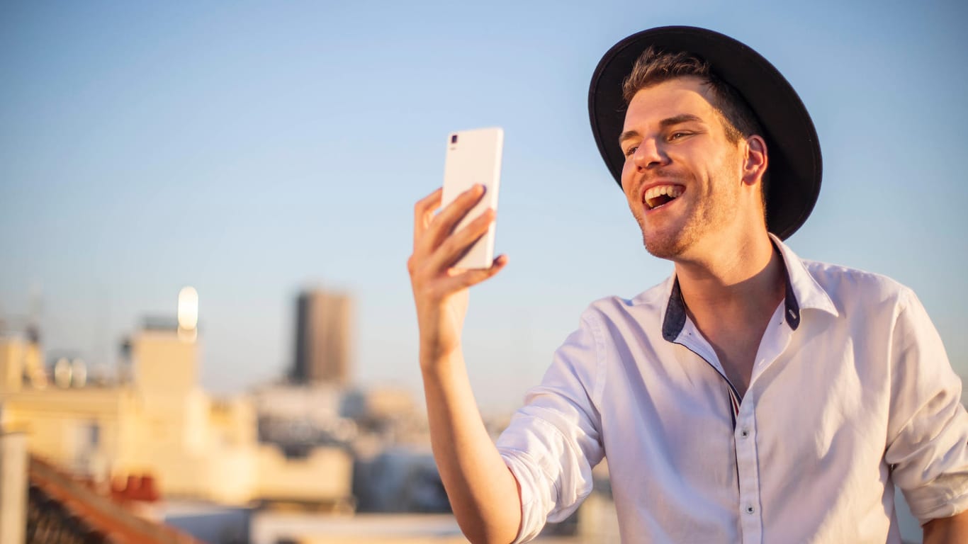 Mann singt ins Handy: Google erkennt jetzt auch gesummte Melodien