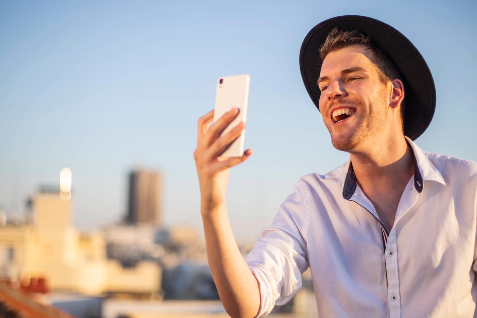 Mann singt ins Handy: Google erkennt jetzt auch gesummte Melodien
