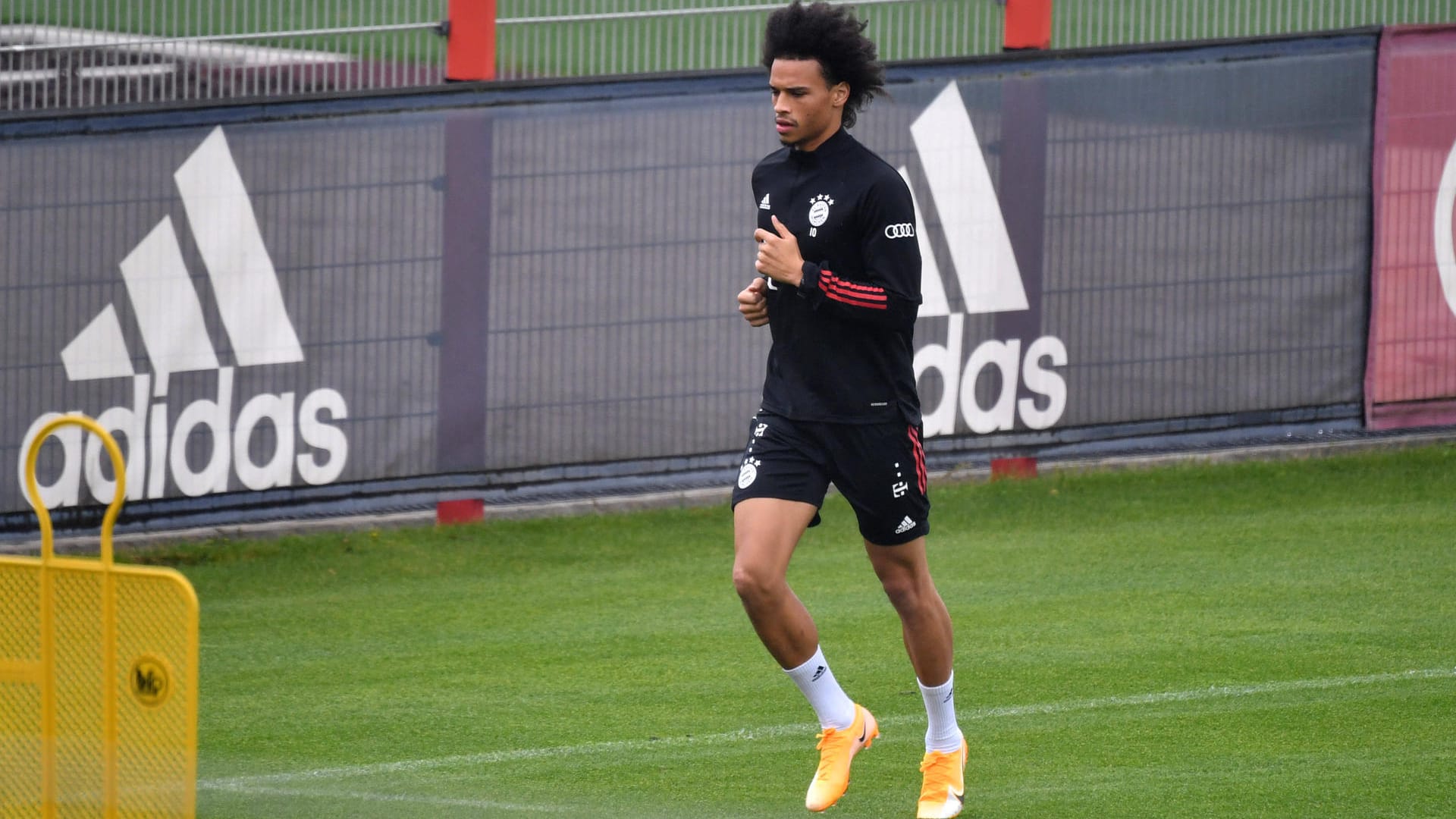 Im Bayern-Einzeltraining: Leroy Sané arbeitet sich nach seiner Verletzung wieder heran.