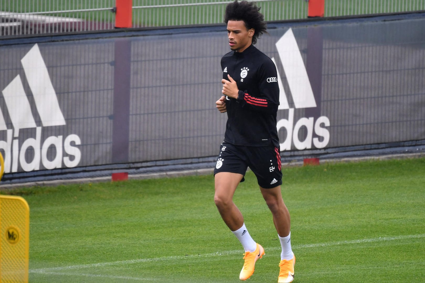 Im Bayern-Einzeltraining: Leroy Sané arbeitet sich nach seiner Verletzung wieder heran.