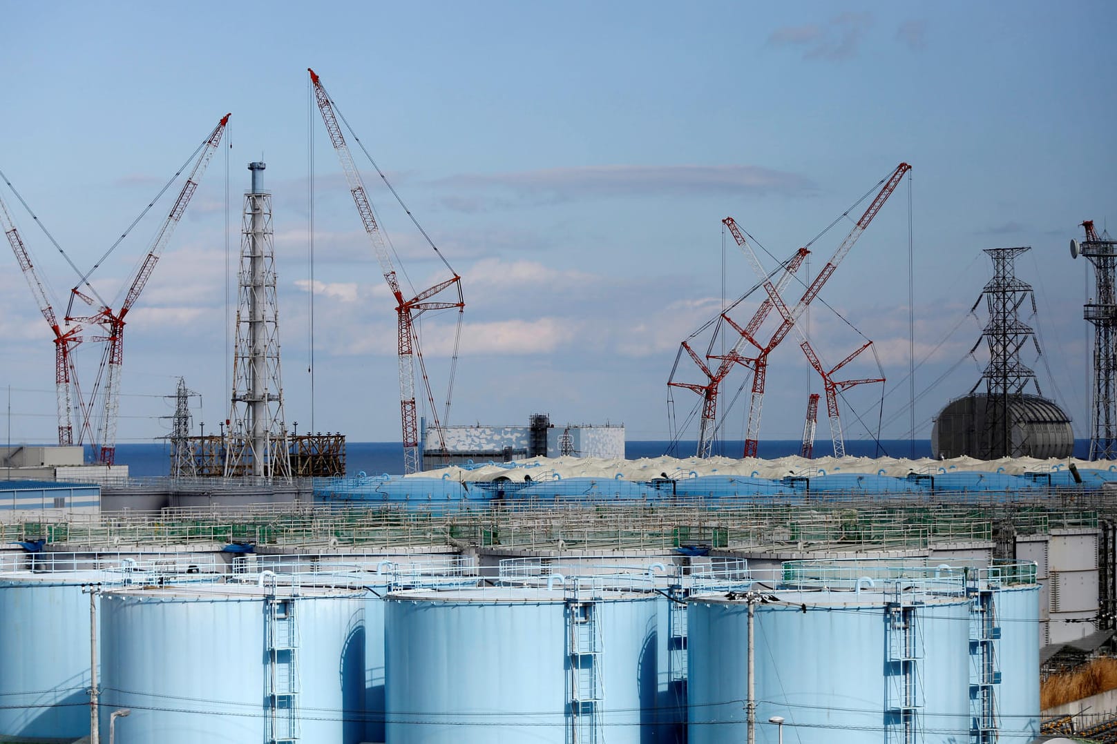 Das Kühlwasser aus der Atomruine wird in den blauen Tanks gelagert: Japan will den Inhalt ins Meer leiten.