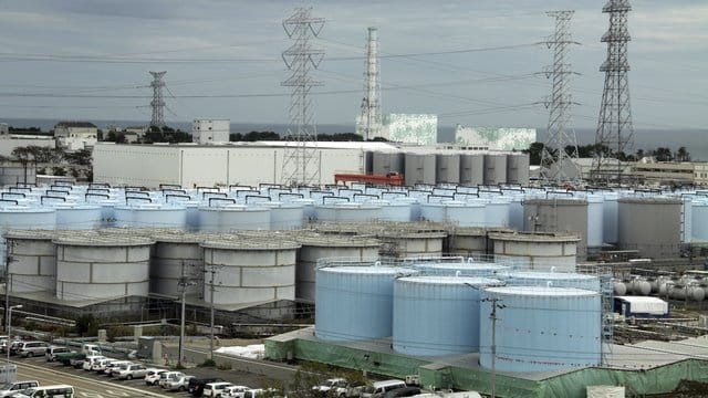 Die ständig wachsende Menge an gefiltertem, aber immer noch leicht radioaktivem Wasser auf dem Gelände des zerstörten Atomkraftwerks verursacht langsam Platzprobleme. Die ständig wachsende Menge an gefiltertem, aber immer noch leicht radioaktivem Wasser auf dem Gelände des zerstörten Atomkraftwerks verursacht langsam Platzprobleme.
