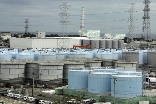 Die ständig wachsende Menge an gefiltertem, aber immer noch leicht radioaktivem Wasser auf dem Gelände des zerstörten Atomkraftwerks verursacht langsam Platzprobleme.