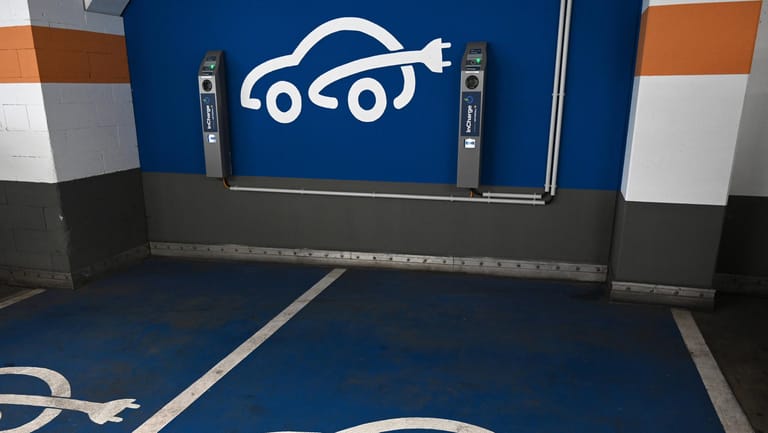 Parkplätze für Elektroautos mit Ladestation in einem Parkhaus: Elektrosmog ist im Umfeld von Ladestationen erhöht.