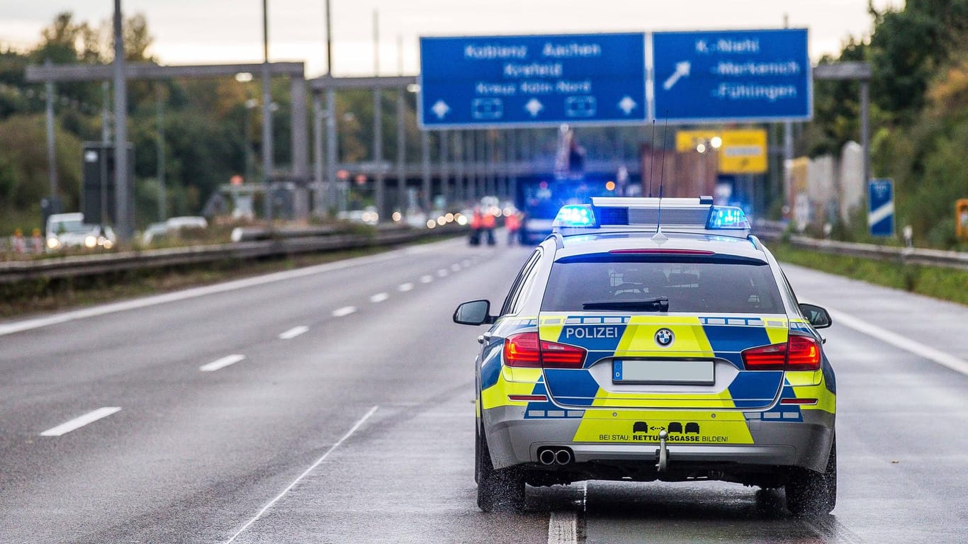 Ein Polizeifahrzeug einer gesperrten Autobahn: Wegen einer Demonstration auf der A1 kam es zu Sperrungen in beide Richtungen.