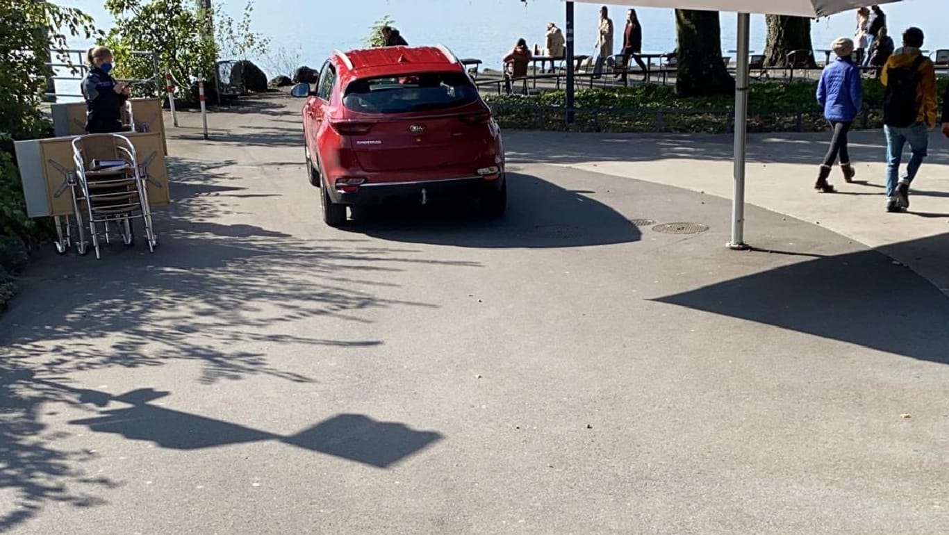 Ein rotes Auto an einem Ufer: Ein Mann hat mir einer Fotoidee für einen Unfall gesorgt.