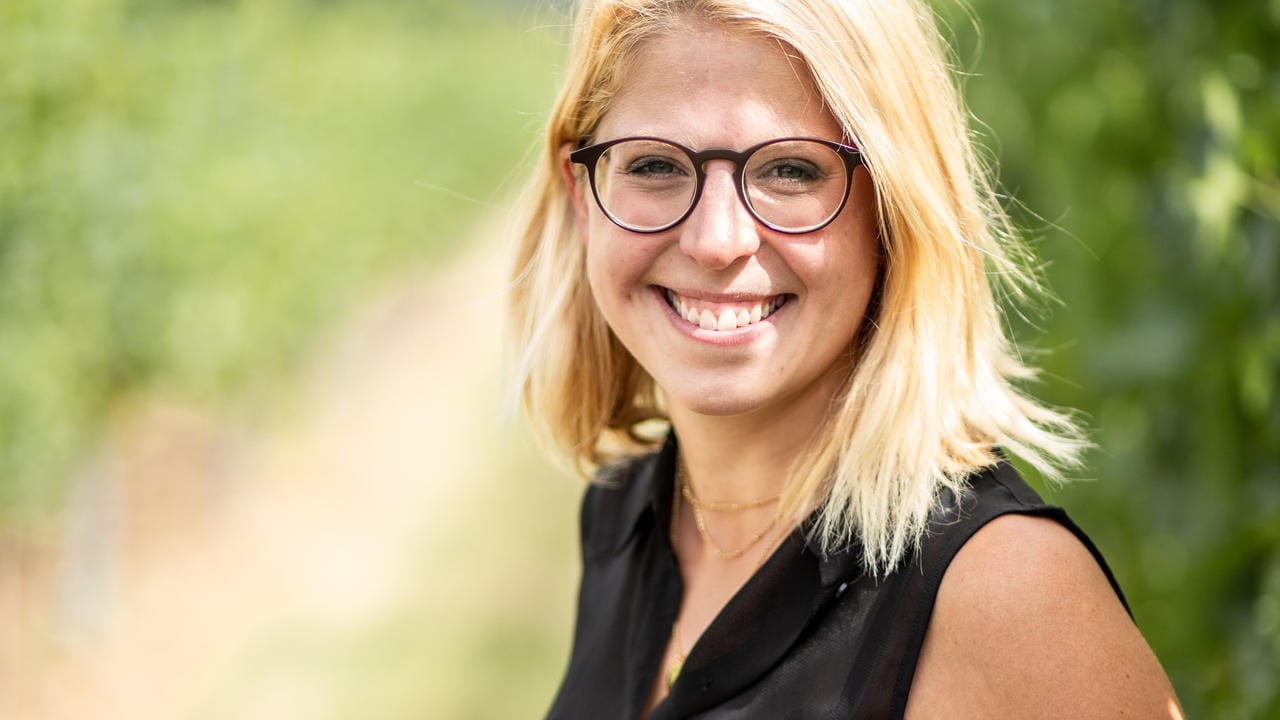 Winzerin Malenka Stenner im Freien: Weinproben gibt es bei ihr nun online. Winzerin Malenka Stenner im Freien: Weinproben gibt es bei ihr nun online.