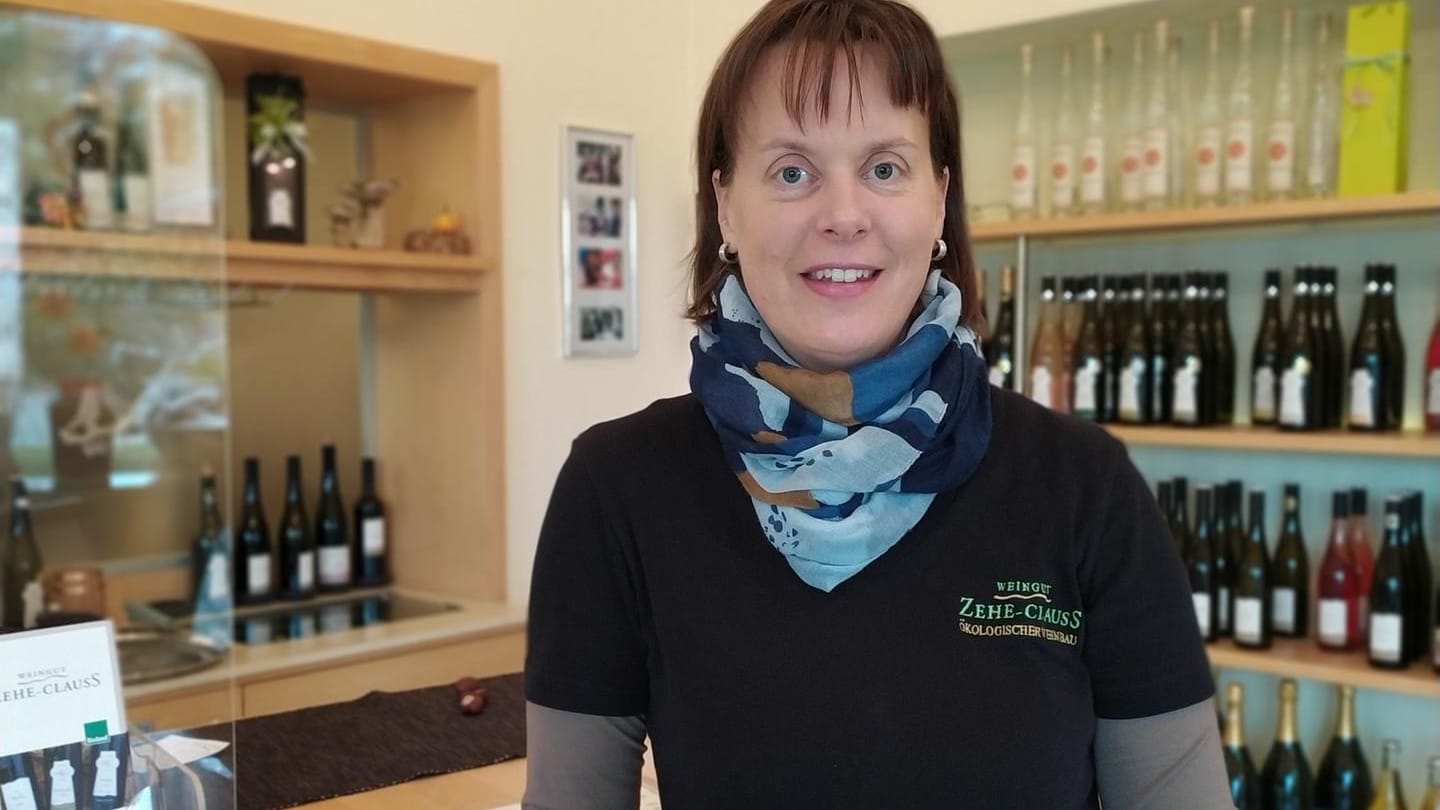 Winzerin Birgit Zehe-Clauß in ihrem Hofladen: Wegen der Corona-Pandemie verschickte sie Probierpakete.