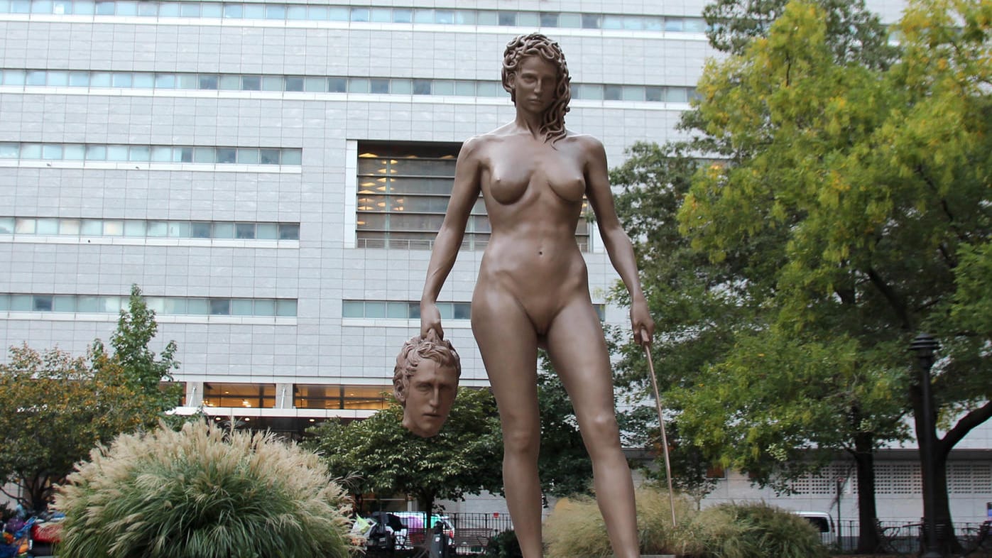 Medusa-Statue des argentinischen Künstlers Luciano Garbati steht vor dem Gerichtsgebäude im südlichen Manhattan: Sie hält einen abgetrennten Männerkopf in der Hand.