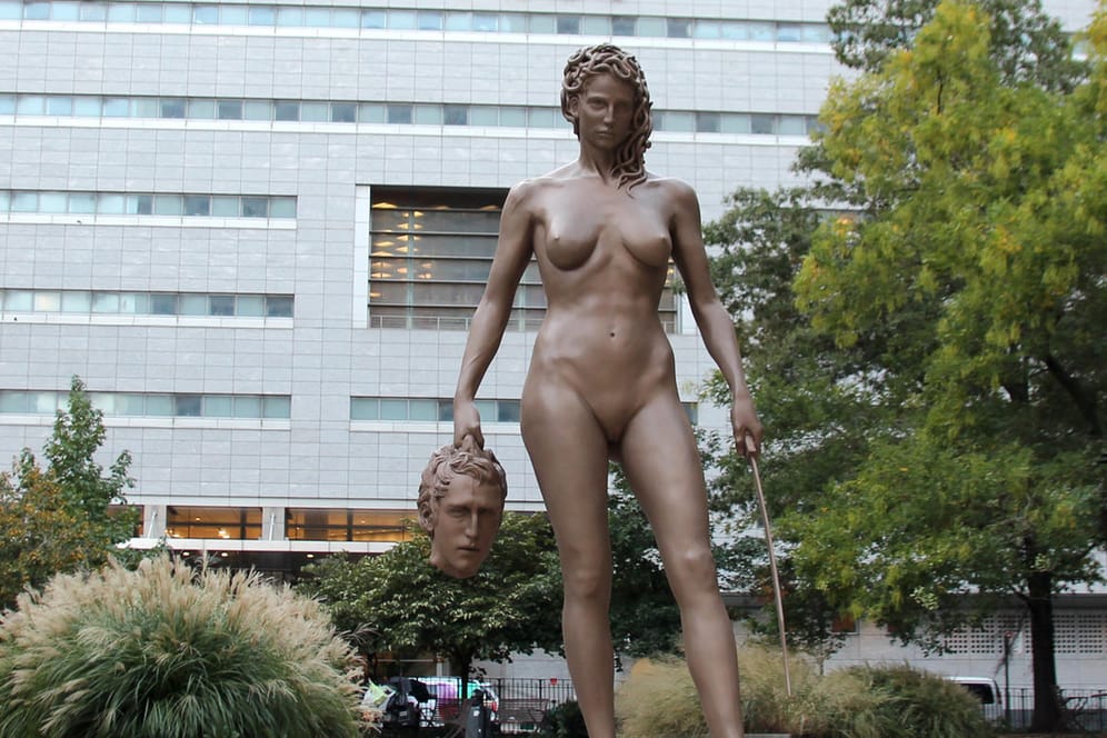 Medusa-Statue des argentinischen Künstlers Luciano Garbati steht vor dem Gerichtsgebäude im südlichen Manhattan: Sie hält einen abgetrennten Männerkopf in der Hand.