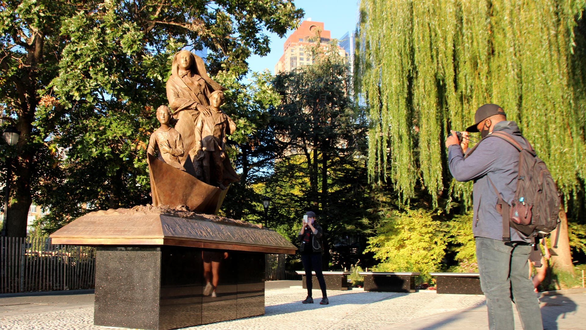 Mann fotografiert die Statue einer Nonne: Franziska Xaviera Cabrini wanderte im 19. Jahrhundert aus Italien in die USA aus.