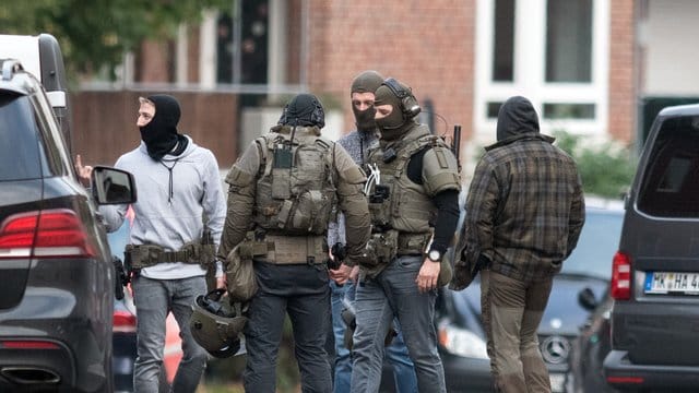 Einsatzkräfte stehen nach der beendeten Geiselnahme auf dem Gelände der JVA Münster. Einsatzkräfte stehen nach der beendeten Geiselnahme auf dem Gelände der JVA Münster.