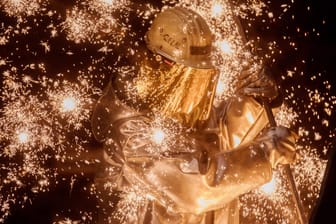 Ein Hochofen-Arbeiter bei Thyssenkrupp: Die Stahlsparte des Unternehmens schreibt rote Zahlen.