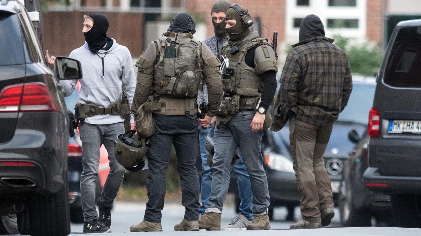 SEK-Beamte nach der Geiselnahme in Münster: Nähere Angaben zum Tod des mutmaßlichen Geiselnehmers machte die Polizei zunächst nicht.