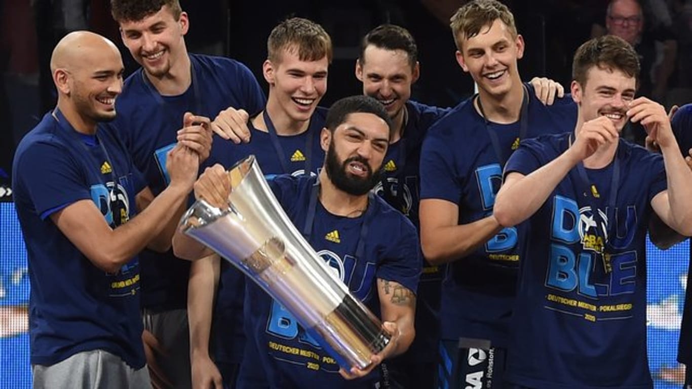 Holten 2020 neben der Meisterschaft auch den Pokal: Die Basketballer von Alba Berlin.