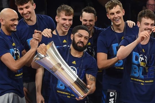 Holten 2020 neben der Meisterschaft auch den Pokal: Die Basketballer von Alba Berlin.