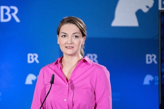 Bayerns Digitalministerin Judith Gerlach spricht in München.