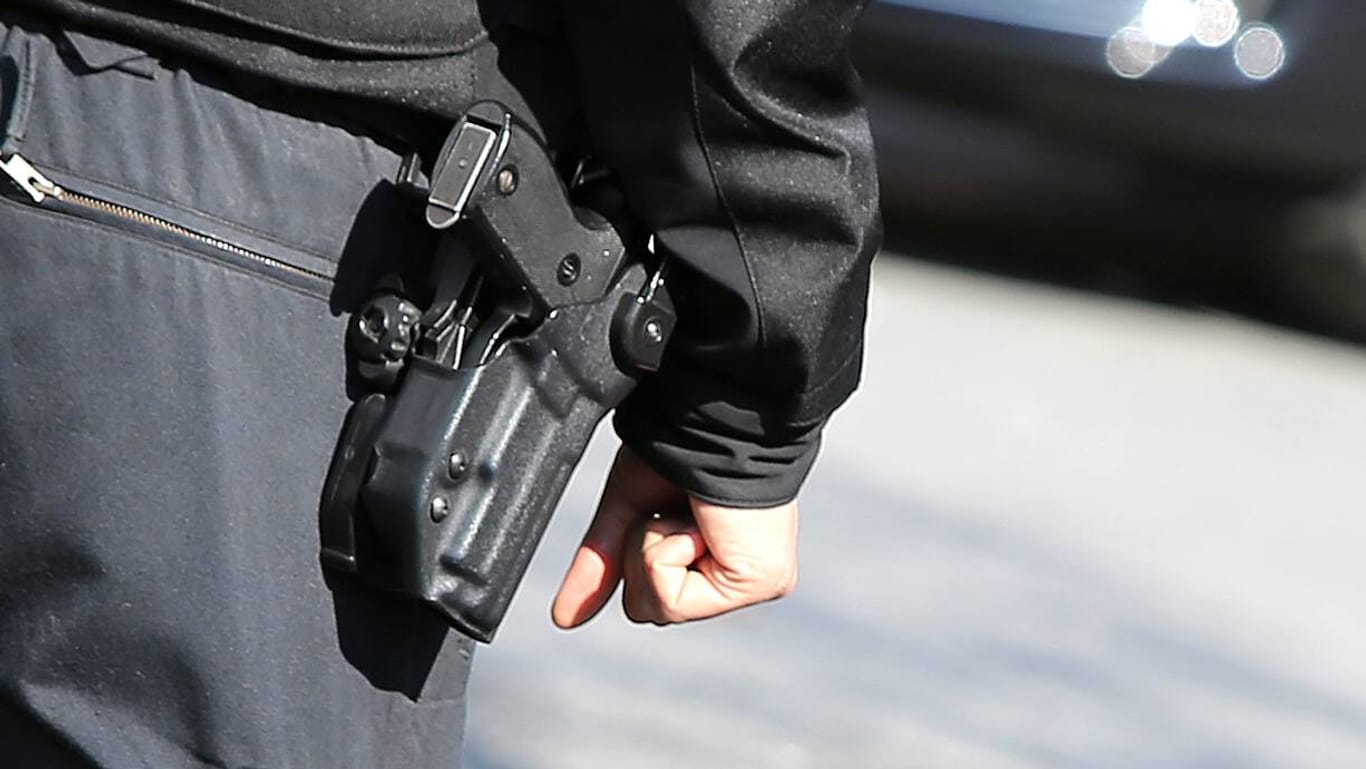Polizist mit Schusswaffe und kugelsicherer Weste: Bei der Razzia in Baden-Württemberg wurden viele Waffen und sogar Granaten gefunden. (Symbolbild)
