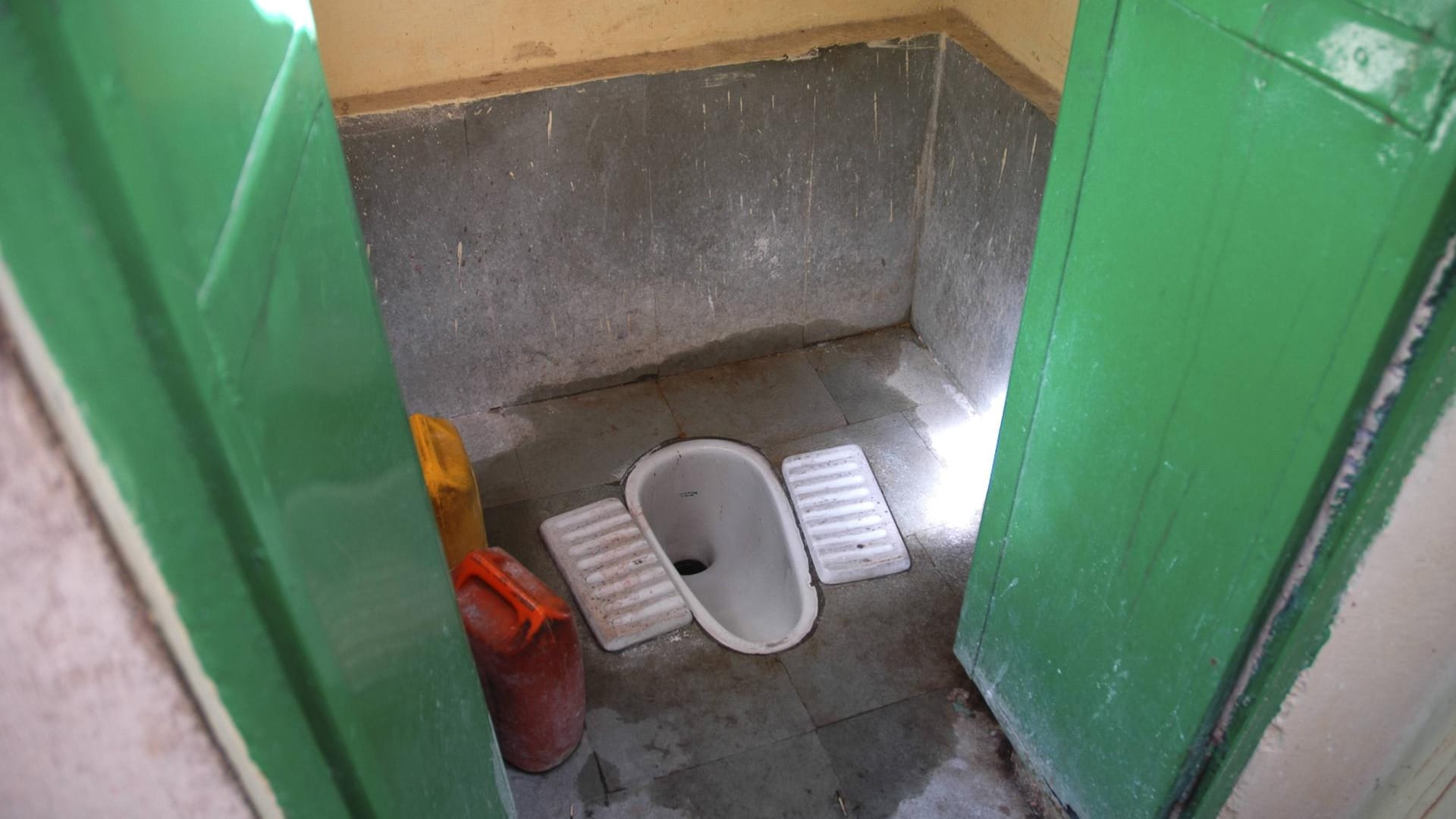 Blick in eine öffentliche Toilette in Indien (Symbolbild): Ein Mann soll seine Frau in einem WC gefangen gehalten haben.