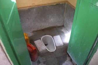 Blick in eine öffentliche Toilette in Indien (Symbolbild): Ein Mann soll seine Frau in einem WC gefangen gehalten haben.