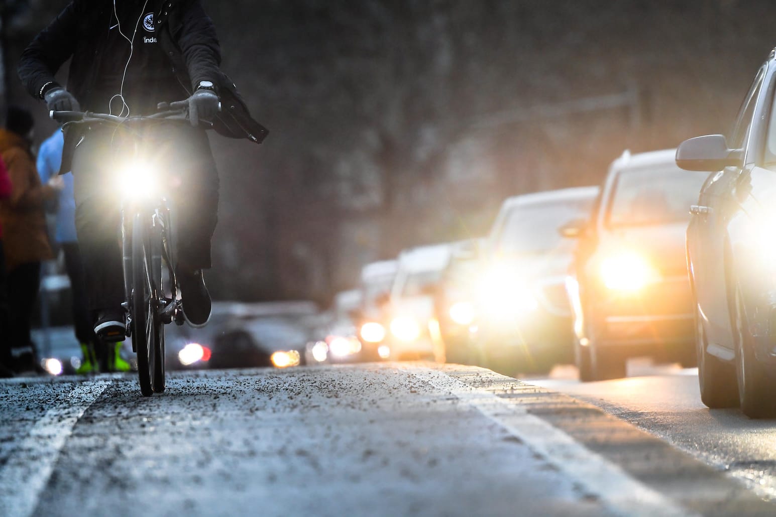 Fahrrad: Auch tagsüber müssen Radler im Herbst und Winter mit schlechter Sicht rechnen.