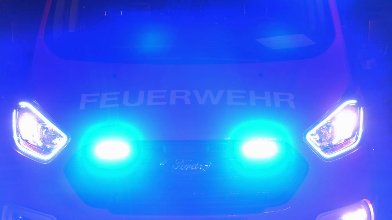 Das Blaulicht an einem Feuerwehrfahrzeug ist eingeschaltet (Symbolbild): In Hagen soll ein Mieter in einer Wohnung Brandstiftung begangen haben.