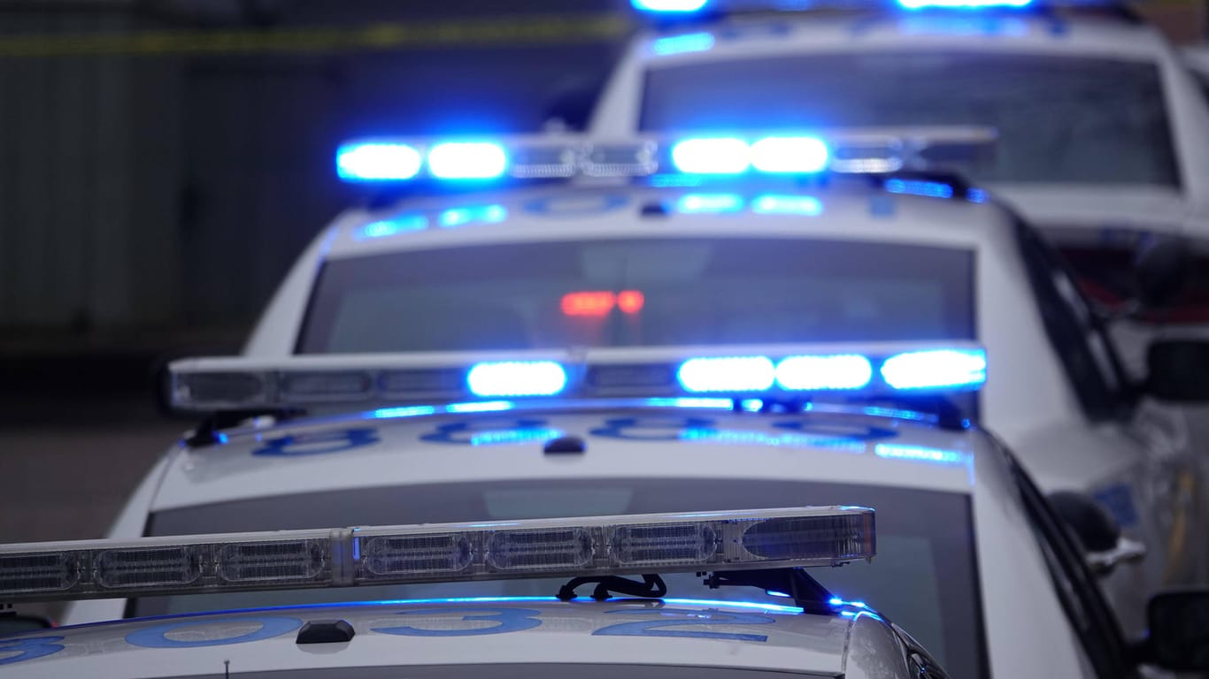 Polizeiautos stehen in einer Reihe (Symbolbild): In Memphis kam es zu einem folgenschweren Zwischenfall in einem Wagen.