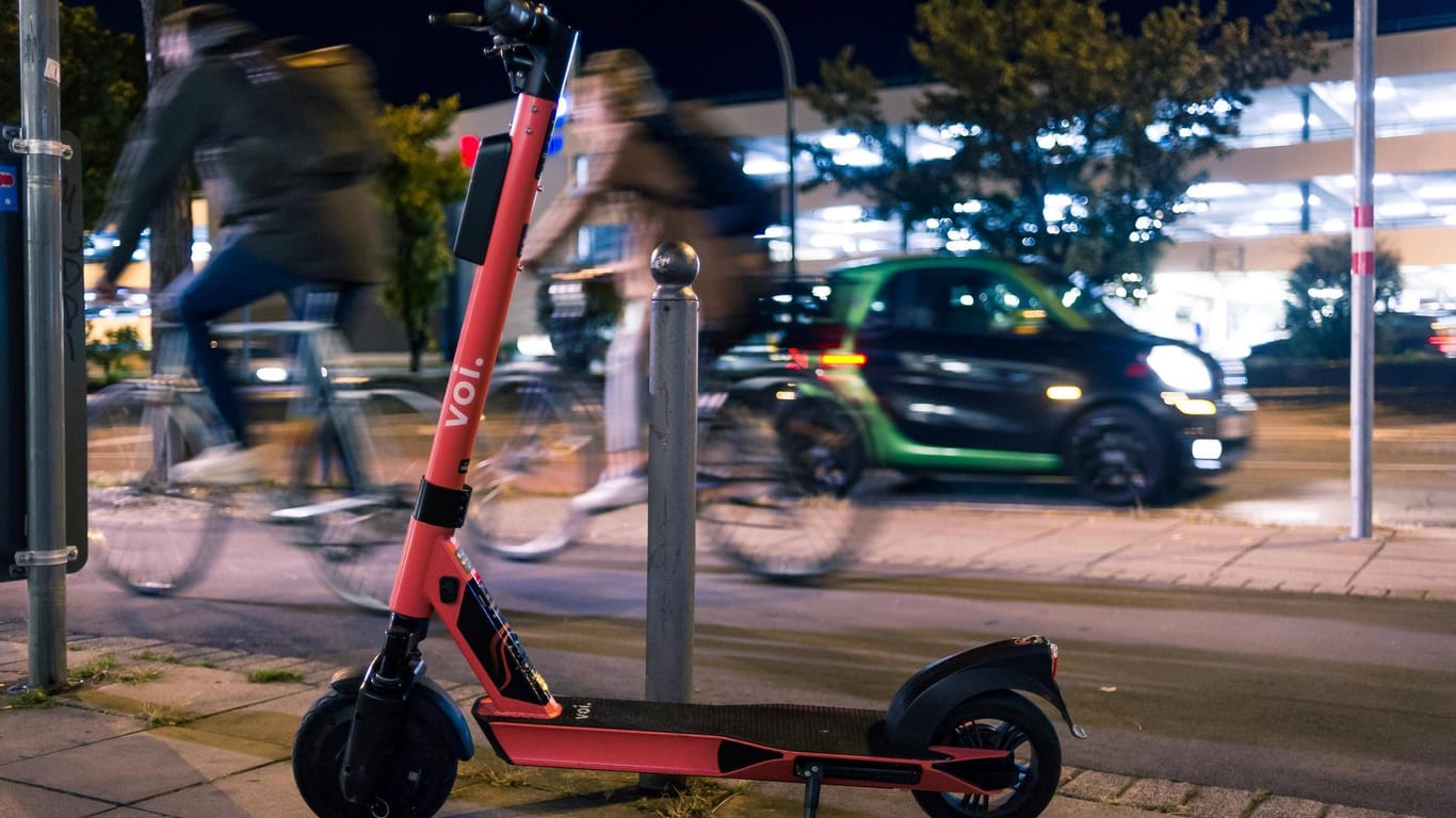 Ein E-Scooter in der Nacht (Symbolbild): Damit kollidierte ein Betrunkener in Bonn fast mit einer Streife.