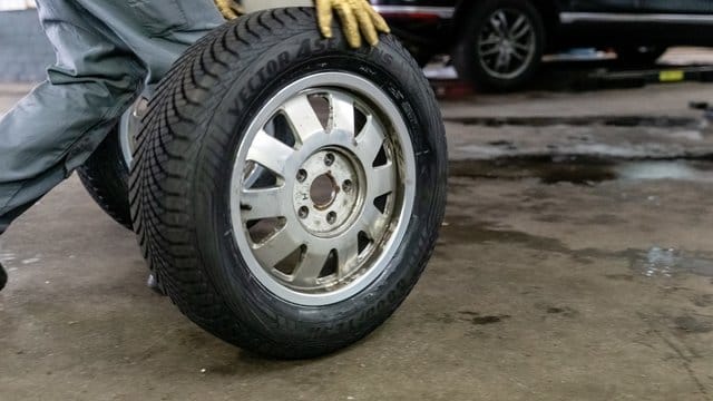 Nicht mehr wechselwillig? Wer sich den Tausch auf Winterpneus mit Ganzjahresreifen sparen will, muss sich auf Kompromisse einstellen. Nicht mehr wechselwillig? Wer sich den Tausch auf Winterpneus mit Ganzjahresreifen sparen will, muss sich auf Kompromisse einstellen.