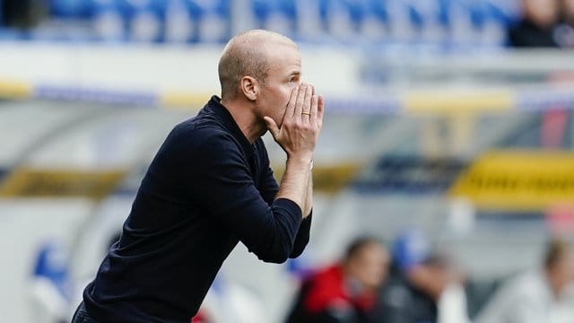 Hat zwei Ausfälle wegen positiver Corona-Tests zu beklagen: Hoffenheim-Coach Sebastian Hoeneß. Hat zwei Ausfälle wegen positiver Corona-Tests zu beklagen: Hoffenheim-Coach Sebastian Hoeneß.