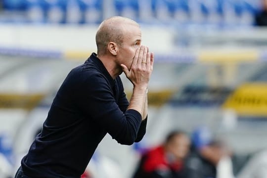 Hat zwei Ausfälle wegen positiver Corona-Tests zu beklagen: Hoffenheim-Coach Sebastian Hoeneß.