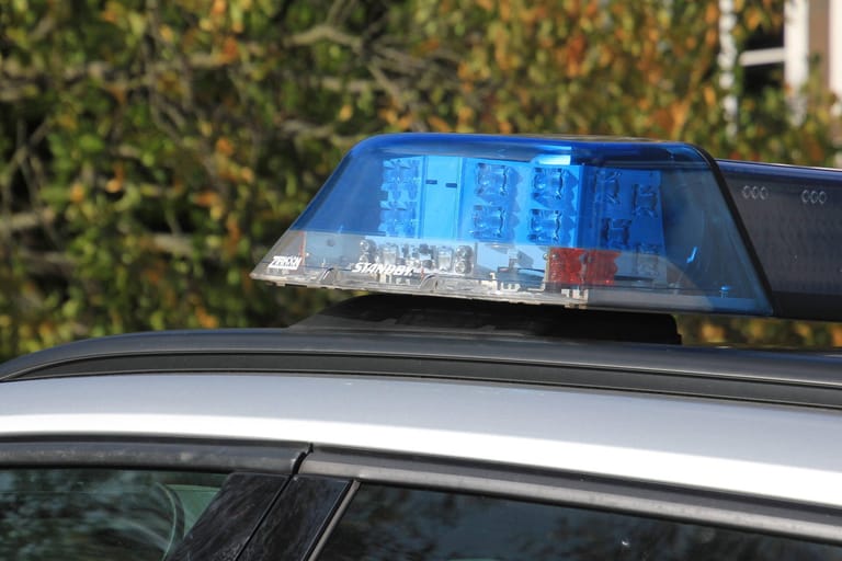 Blaulicht an einem Polizeiwagen (Symbolbild): In einem Ort wurde ein Hotelier auf dem Parkplatz seines Hotels verprügelt.