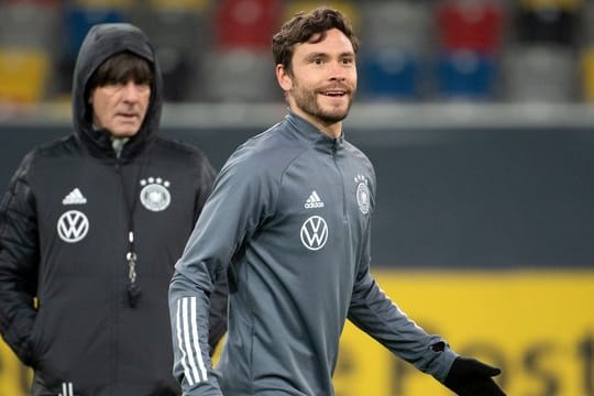 43 Länderspiele absolvierte Jonas Hector (r) unter Bundestrainer Joachim Löw.
