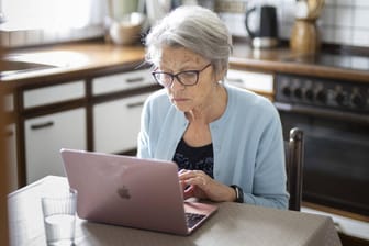 Seniorin vor einem Laptop (Symbolbild): Hunderttausende Rentner sind in den vergangenen Jahren steuerpflichtig geworden.