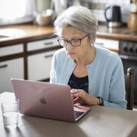 Seniorin vor einem Laptop (Symbolbild): Hunderttausende Rentner sind in den vergangenen Jahren steuerpflichtig geworden.