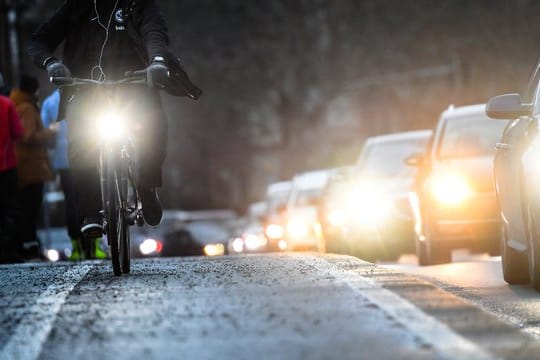 Auch tagsüber müssen Radler im Herbst und Winter mit schlechter Sicht rechnen - und haben mobile Leuchten zum Anstecken an ihrem Zweirad besser stets dabei.