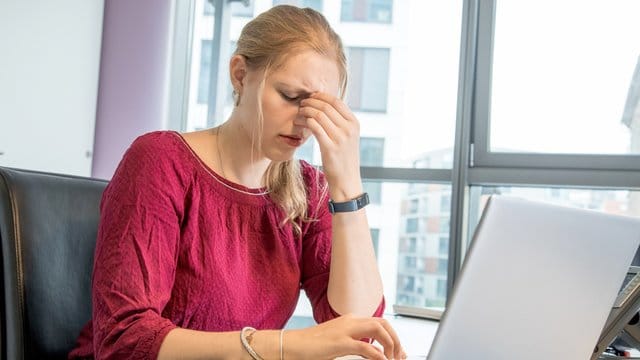 Trockene Raumluft kann zum Beispiel die Augen belasten.