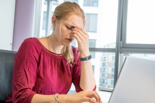 Trockene Raumluft kann zum Beispiel die Augen belasten.