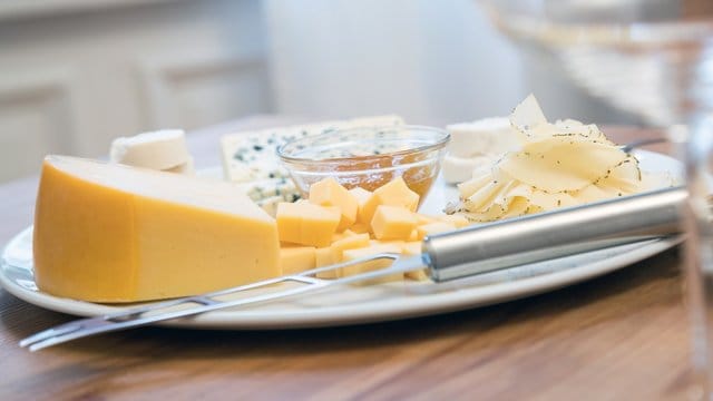 Bei Käsesorten mit einem Paraffin- oder Wachs-Überzug muss die Rinde abgeschnitten werden, bei Blauschimmelkäse dagegen nicht.