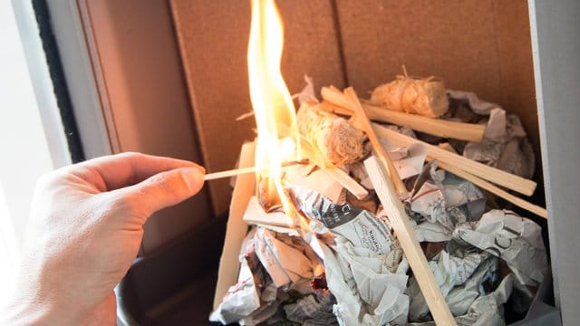 Befeuert man einen Kamin nicht richtig, kann es schnell zu Bränden kommen.