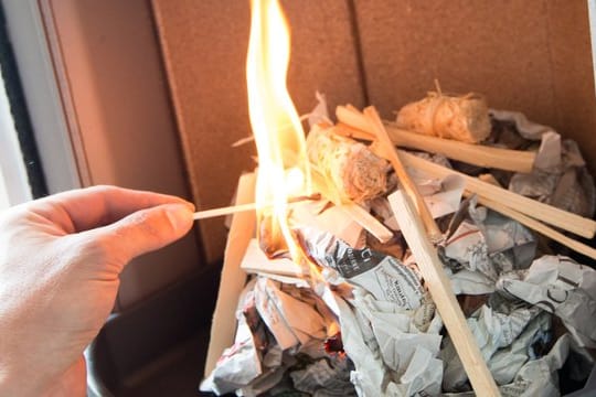 Befeuert man einen Kamin nicht richtig, kann es schnell zu Bränden kommen.