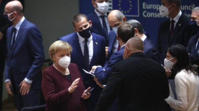 Bundeskanzlerin Angela Merkel im Kreis der Staats- und Regierungschefs beim EU-Gipfel in Brüssel. Bundeskanzlerin Angela Merkel im Kreis der Staats- und Regierungschefs beim EU-Gipfel in Brüssel.