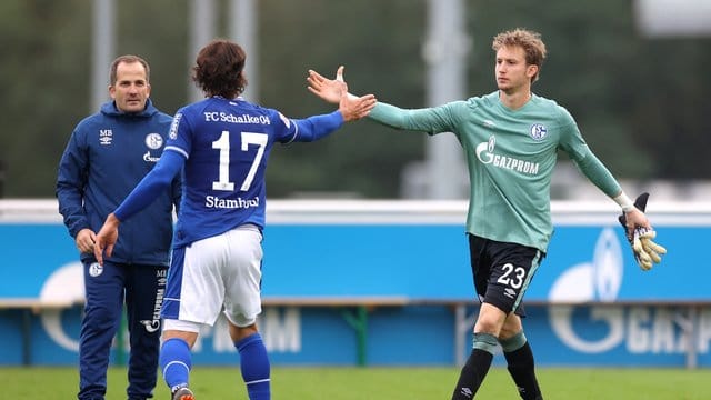 Manuel Baum (l) beordert bei seinem Heimdebüt Frederik Rönnow (r) ins Schalke-Tor. Manuel Baum (l) beordert bei seinem Heimdebüt Frederik Rönnow (r) ins Schalke-Tor.