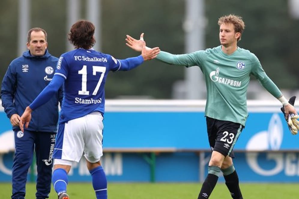 Manuel Baum (l) beordert bei seinem Heimdebüt Frederik Rönnow (r) ins Schalke-Tor.