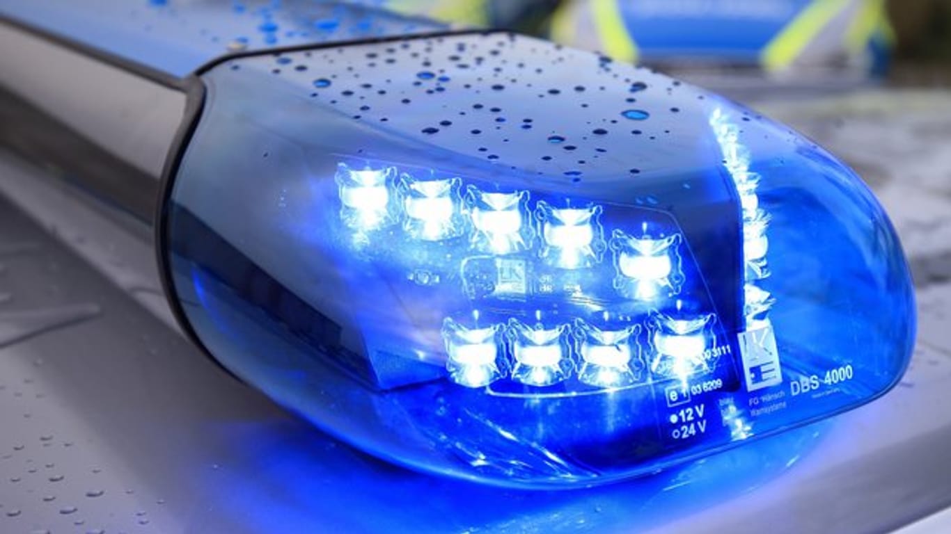 Ein Blaulicht leuchtet auf dem Dach eines Polizeiwagens: Bei einer Polizeikontrolle hat ein Mann einen selbstgebastelten Führerschein vorgezeigt.